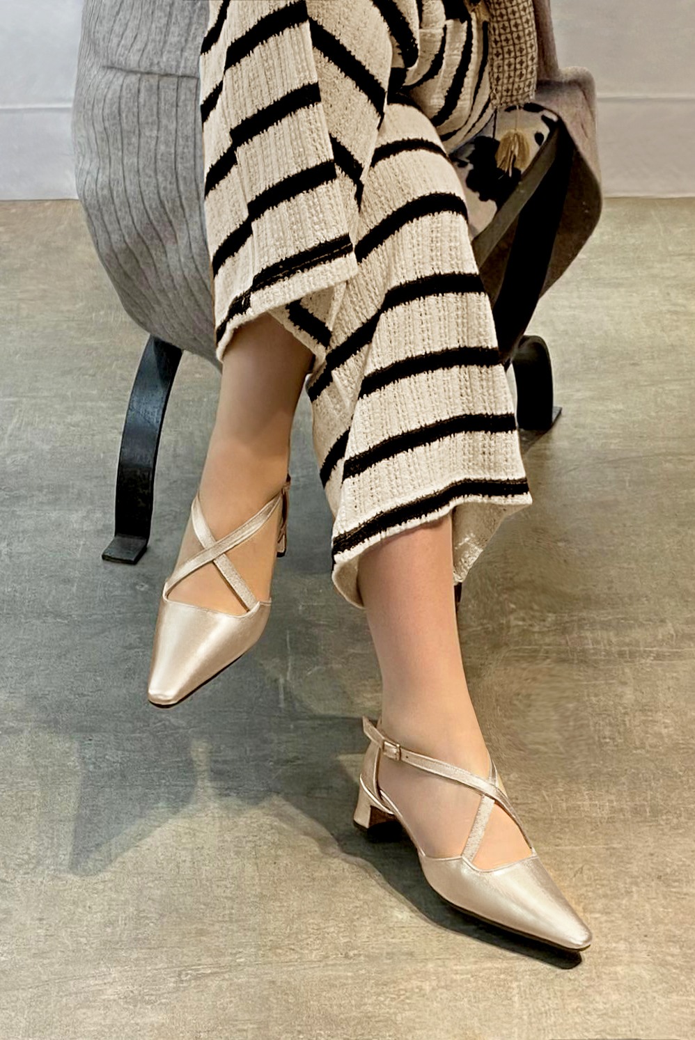 Gold women's open side shoes, with crossed straps. Tapered toe. Low kitten heels. Worn view - Florence KOOIJMAN